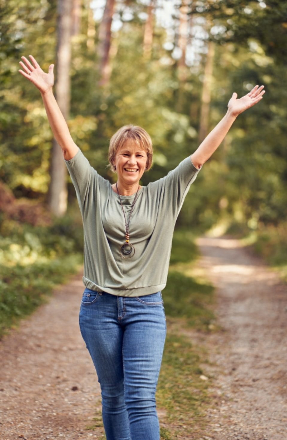Daniela Beutlhauser auf einem Waldweg