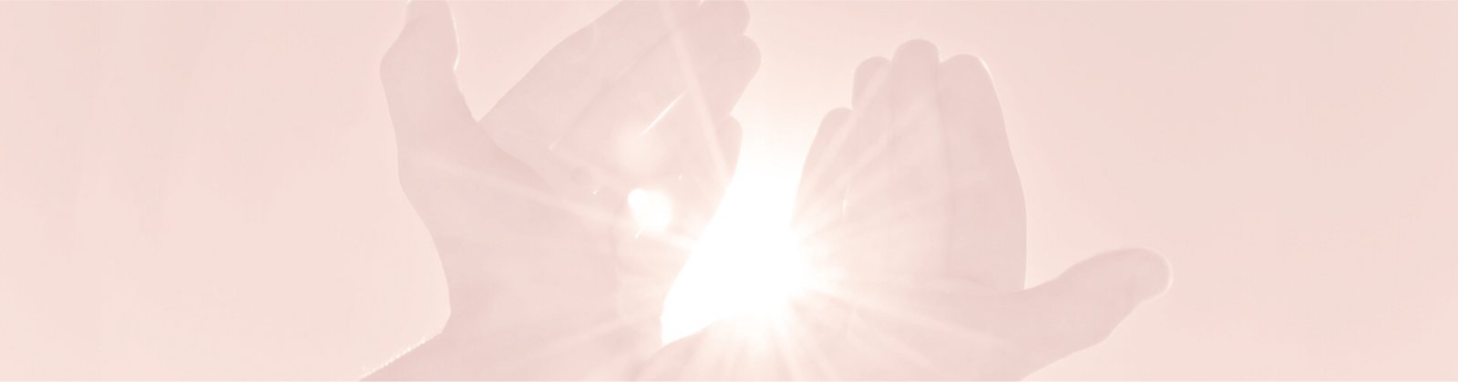 Licht zwischen zwei Händen